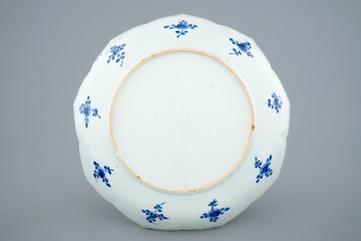 Un grand plat en forme de lotus en porcelaine de Chine bleu et blanc, Kangxi